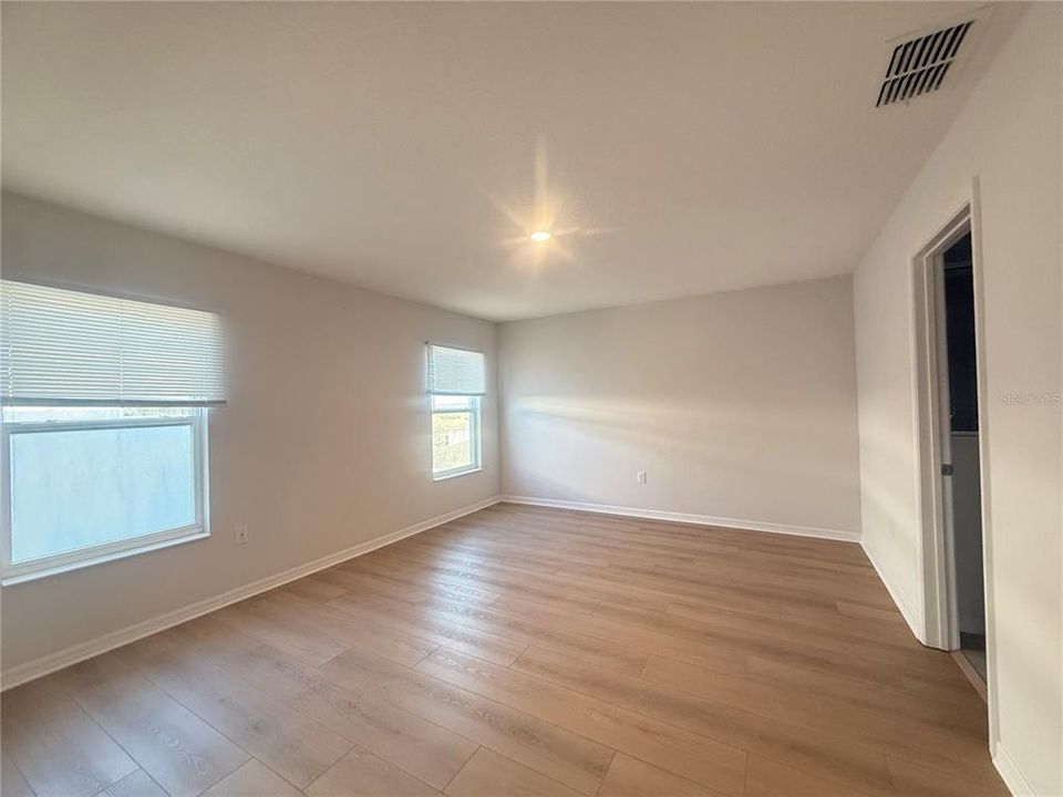 For Rent: $2,600 (5 beds, 3 baths, 2810 Square Feet)