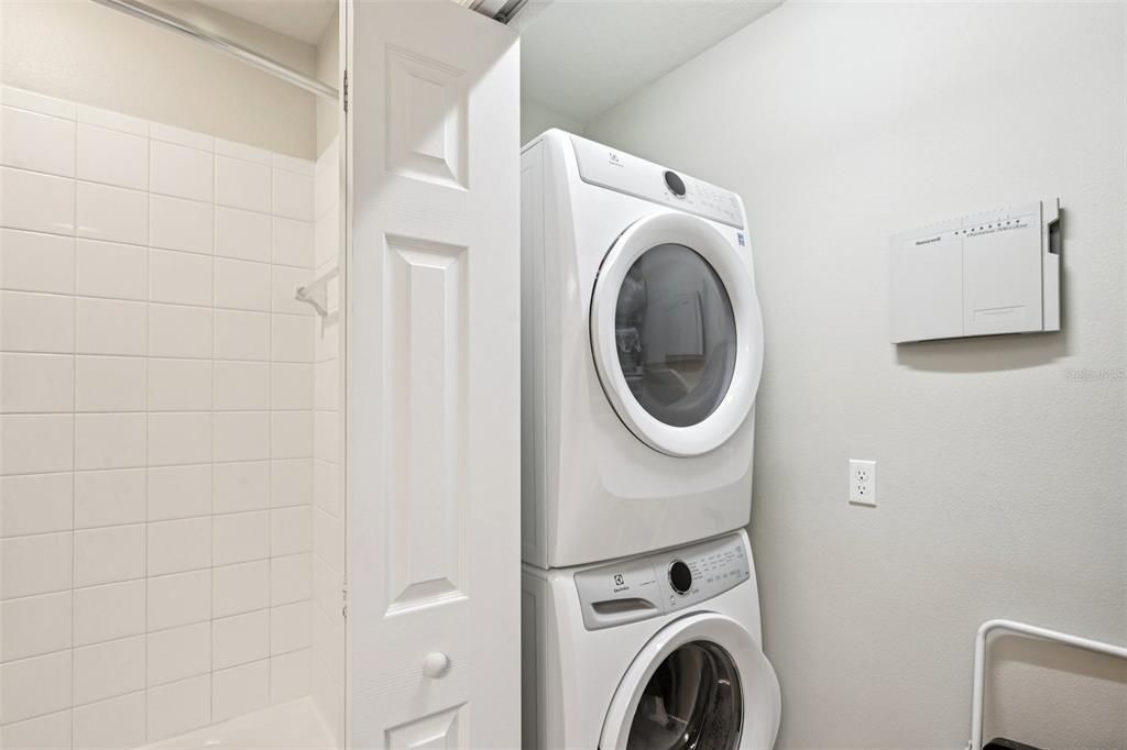 For Sale: $230,000 (2 beds, 2 baths, 1429 Square Feet)