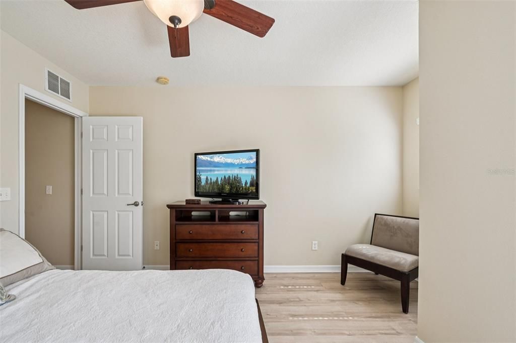 For Sale: $230,000 (2 beds, 2 baths, 1429 Square Feet)