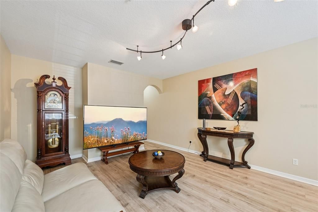 For Sale: $230,000 (2 beds, 2 baths, 1429 Square Feet)