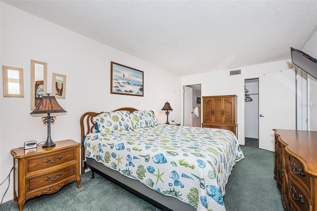 Active With Contract: $169,900 (1 beds, 1 baths, 815 Square Feet)