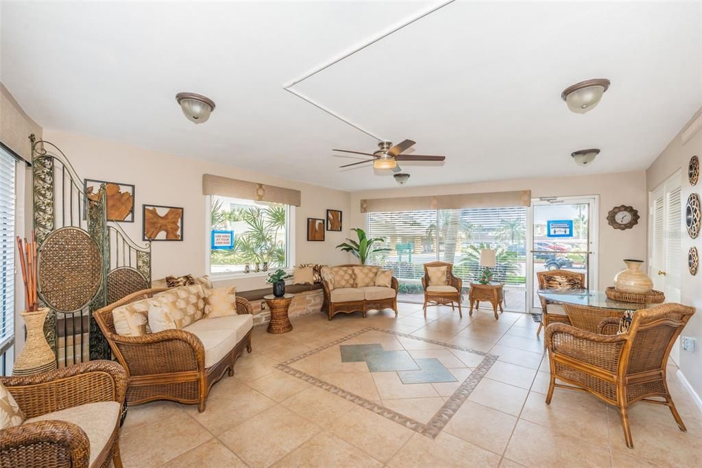 Active With Contract: $169,900 (1 beds, 1 baths, 815 Square Feet)