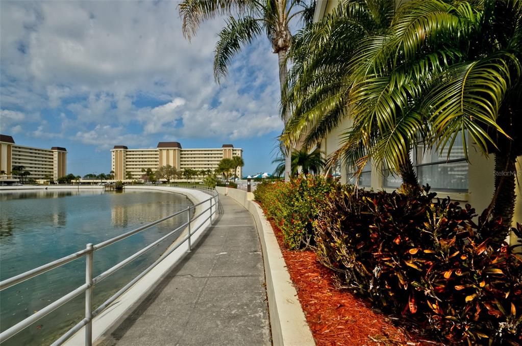 Active With Contract: $169,900 (1 beds, 1 baths, 815 Square Feet)