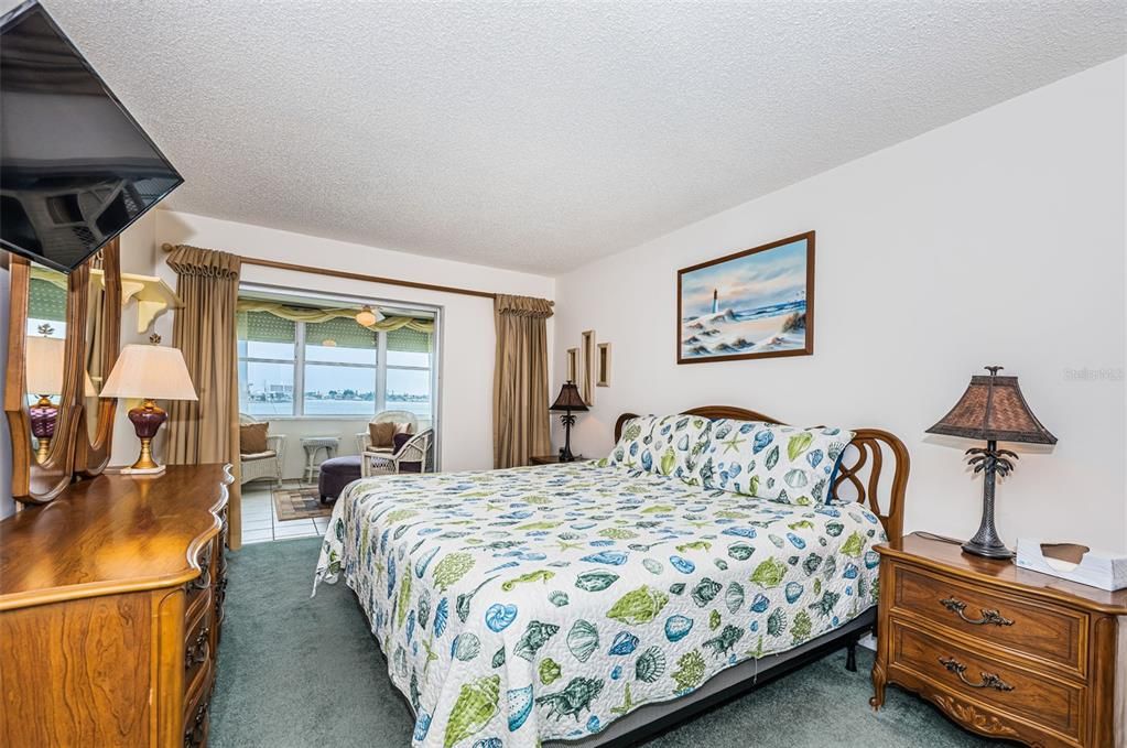 Active With Contract: $169,900 (1 beds, 1 baths, 815 Square Feet)