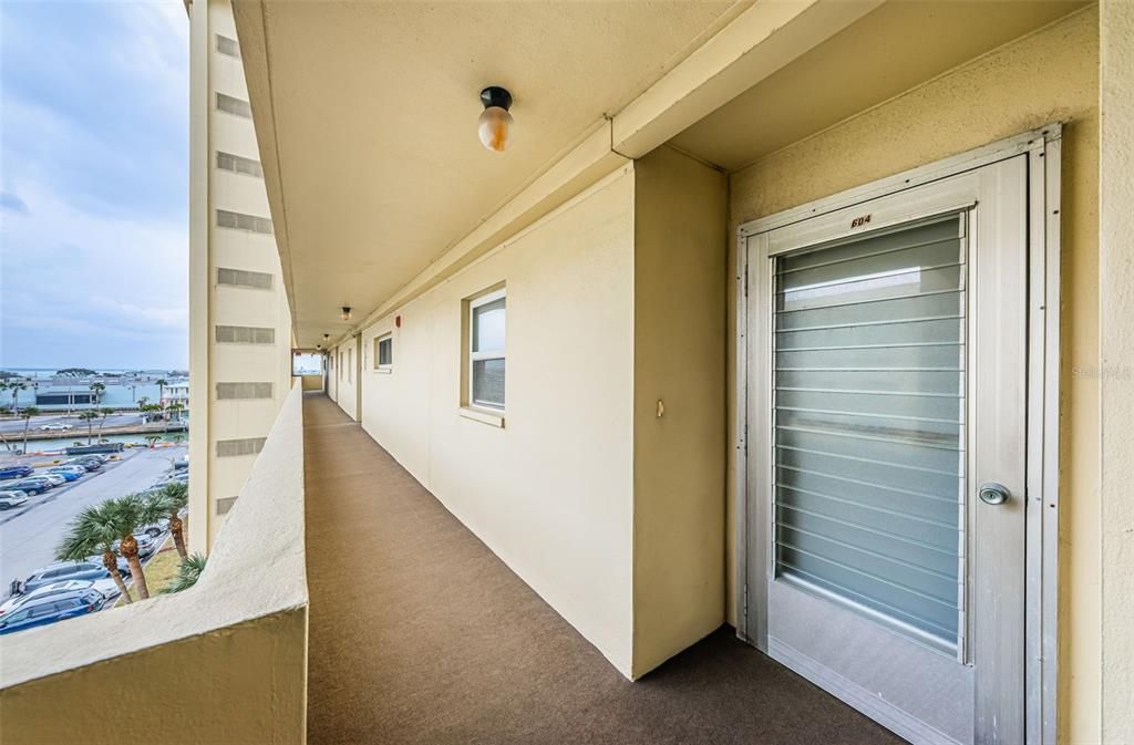 Active With Contract: $169,900 (1 beds, 1 baths, 815 Square Feet)