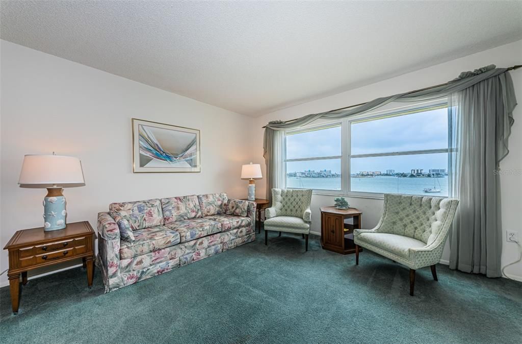 Active With Contract: $169,900 (1 beds, 1 baths, 815 Square Feet)