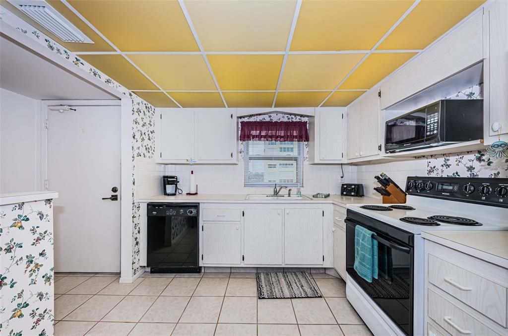 Active With Contract: $169,900 (1 beds, 1 baths, 815 Square Feet)