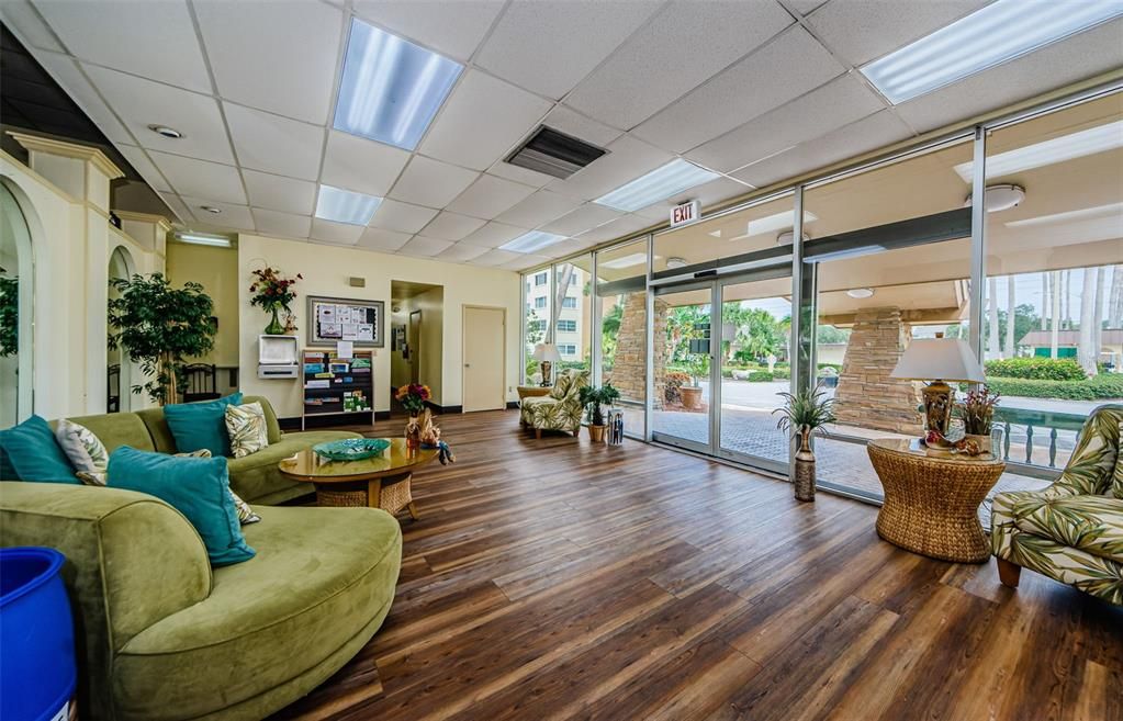 Active With Contract: $169,900 (1 beds, 1 baths, 815 Square Feet)