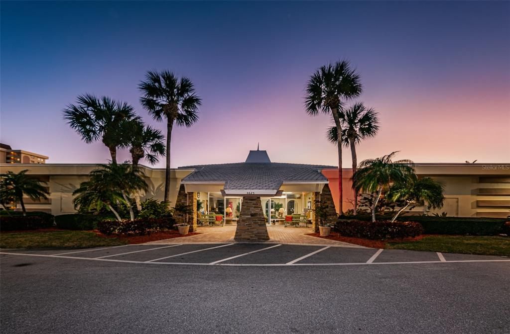 Active With Contract: $169,900 (1 beds, 1 baths, 815 Square Feet)