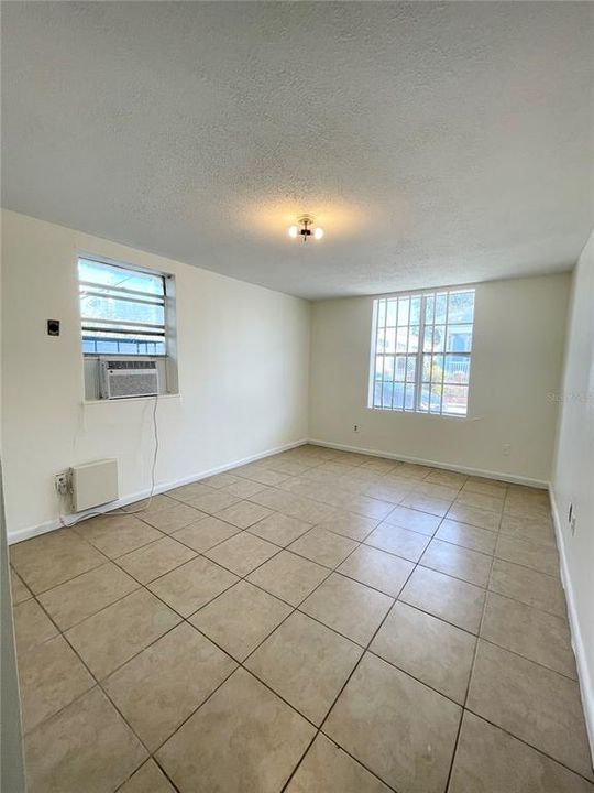 For Rent: $900 (1 beds, 1 baths, 500 Square Feet)