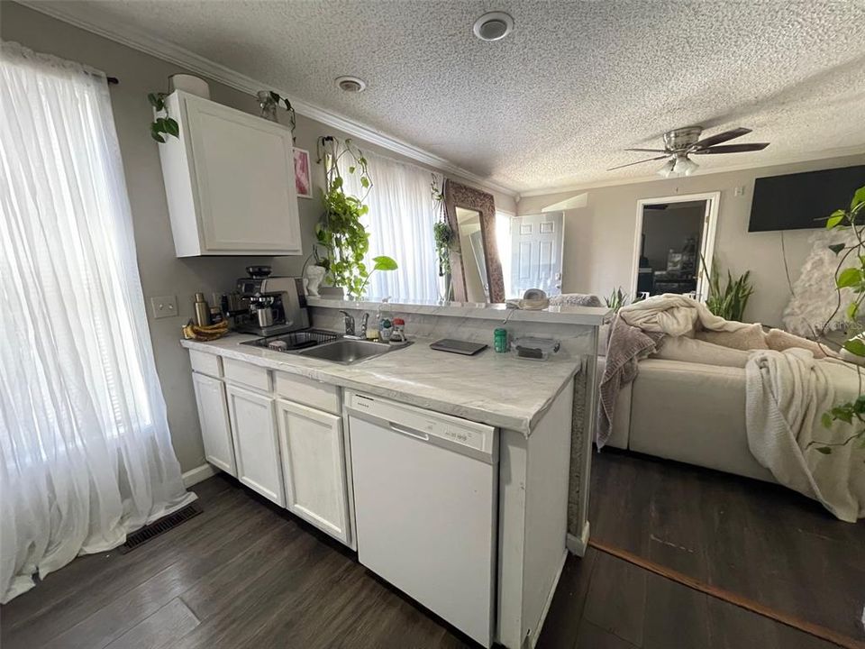 На продажу: $114,900 (2 спален, 2 ванн, 800 Квадратных фут)