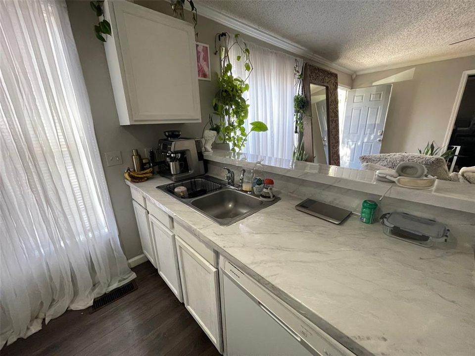 На продажу: $114,900 (2 спален, 2 ванн, 800 Квадратных фут)