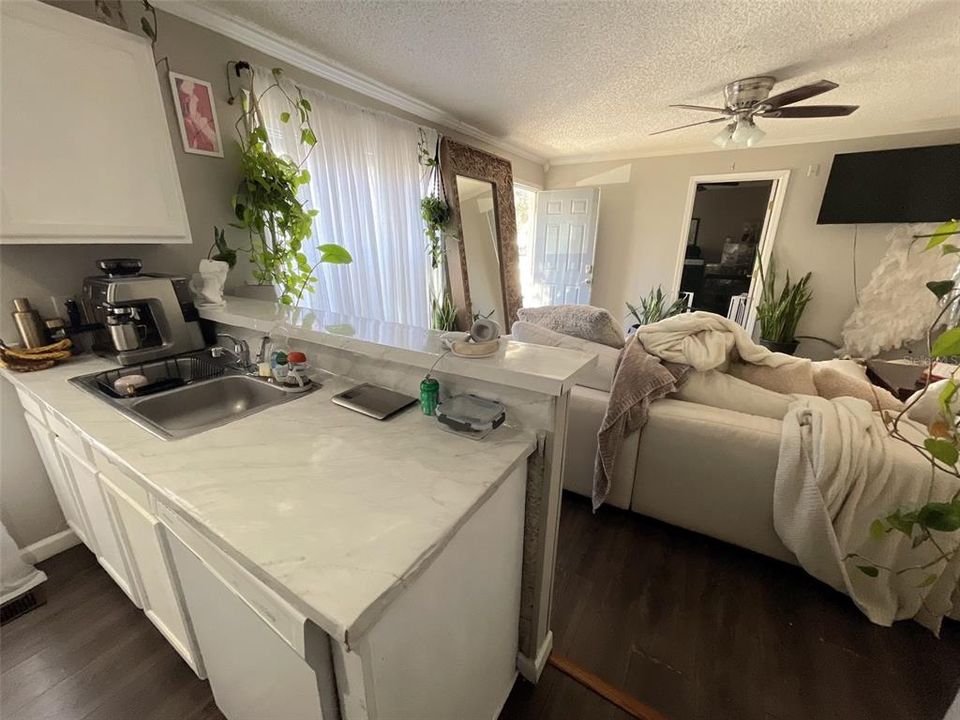 На продажу: $114,900 (2 спален, 2 ванн, 800 Квадратных фут)