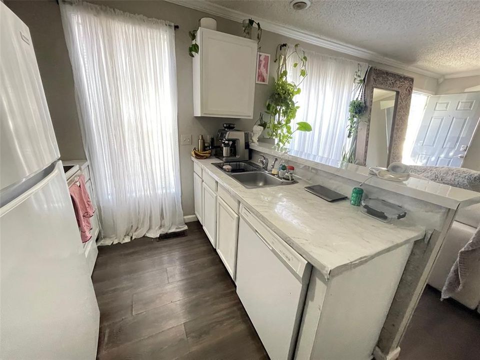 На продажу: $114,900 (2 спален, 2 ванн, 800 Квадратных фут)