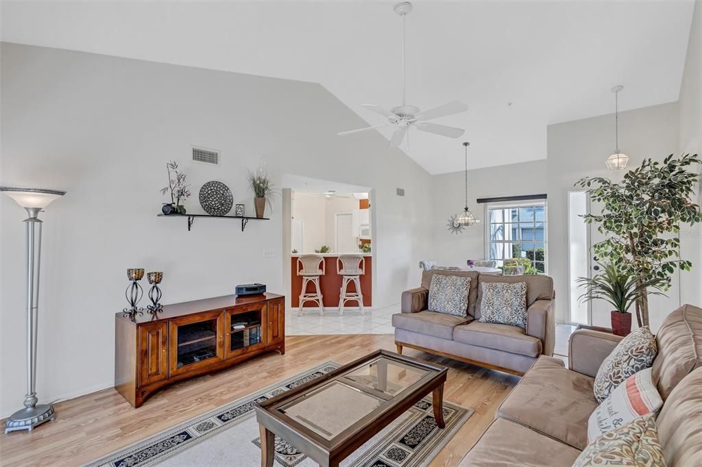 For Sale: $159,000 (2 beds, 2 baths, 1004 Square Feet)