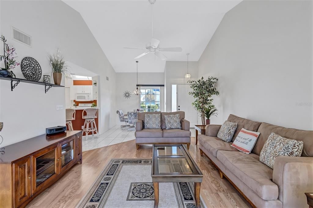 For Sale: $159,000 (2 beds, 2 baths, 1004 Square Feet)