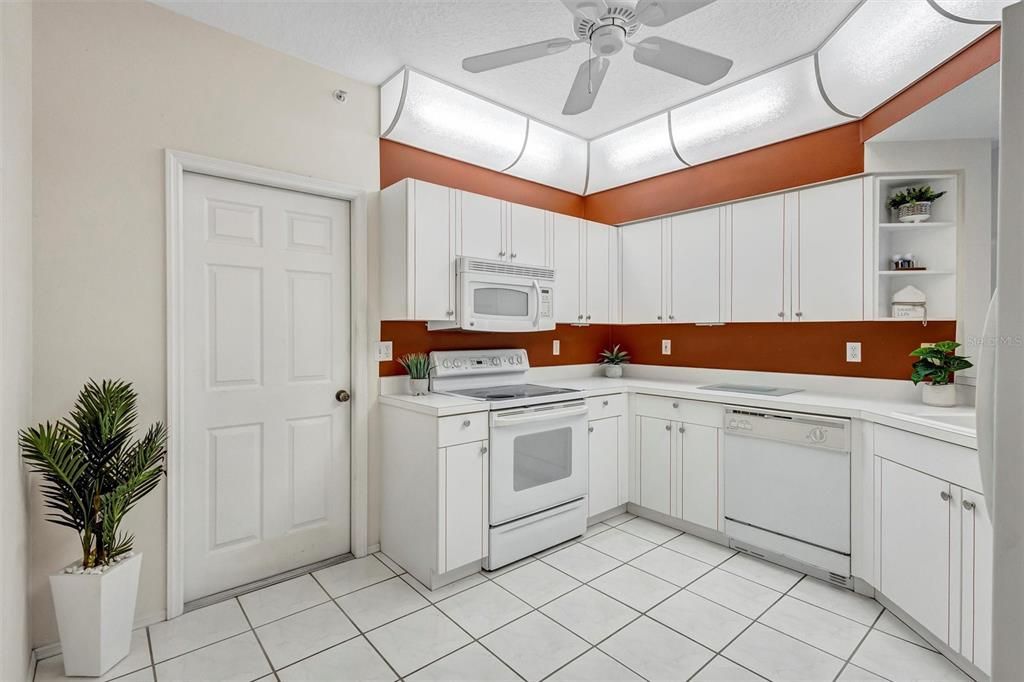 For Sale: $159,000 (2 beds, 2 baths, 1004 Square Feet)