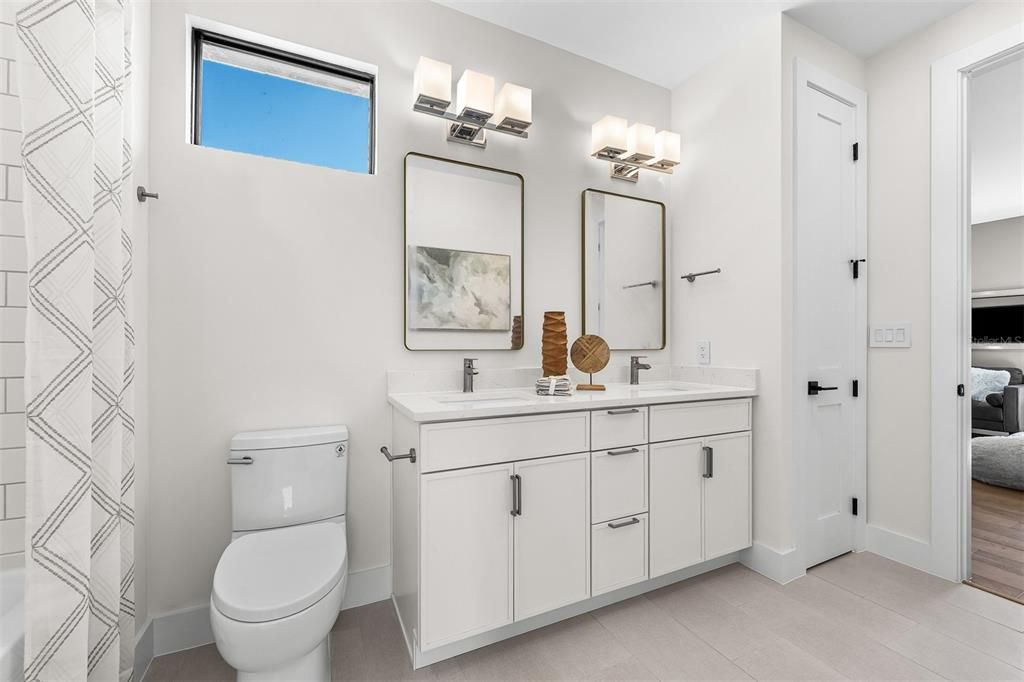 Activo con contrato: $1,639,900 (5 camas, 4 baños, 3252 Pies cuadrados)