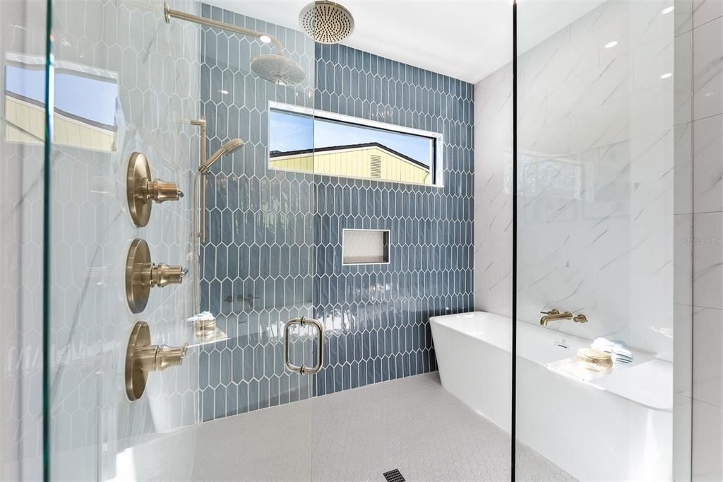 Activo con contrato: $1,639,900 (5 camas, 4 baños, 3252 Pies cuadrados)