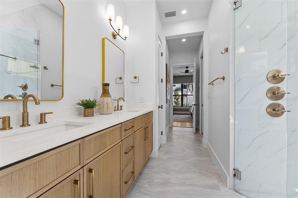 Activo con contrato: $1,639,900 (5 camas, 4 baños, 3252 Pies cuadrados)