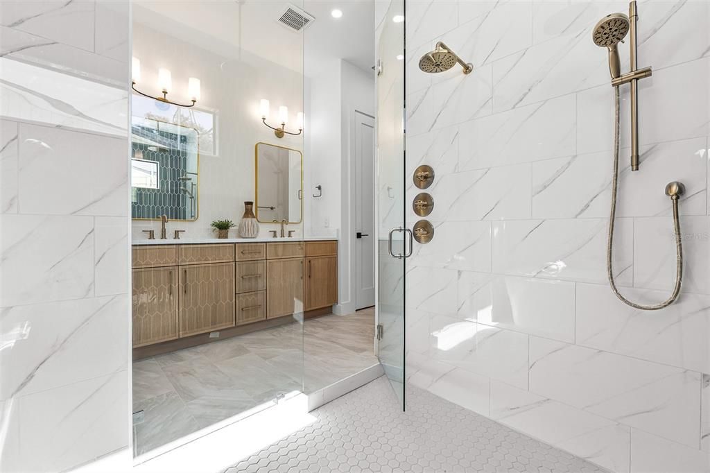 Activo con contrato: $1,639,900 (5 camas, 4 baños, 3252 Pies cuadrados)