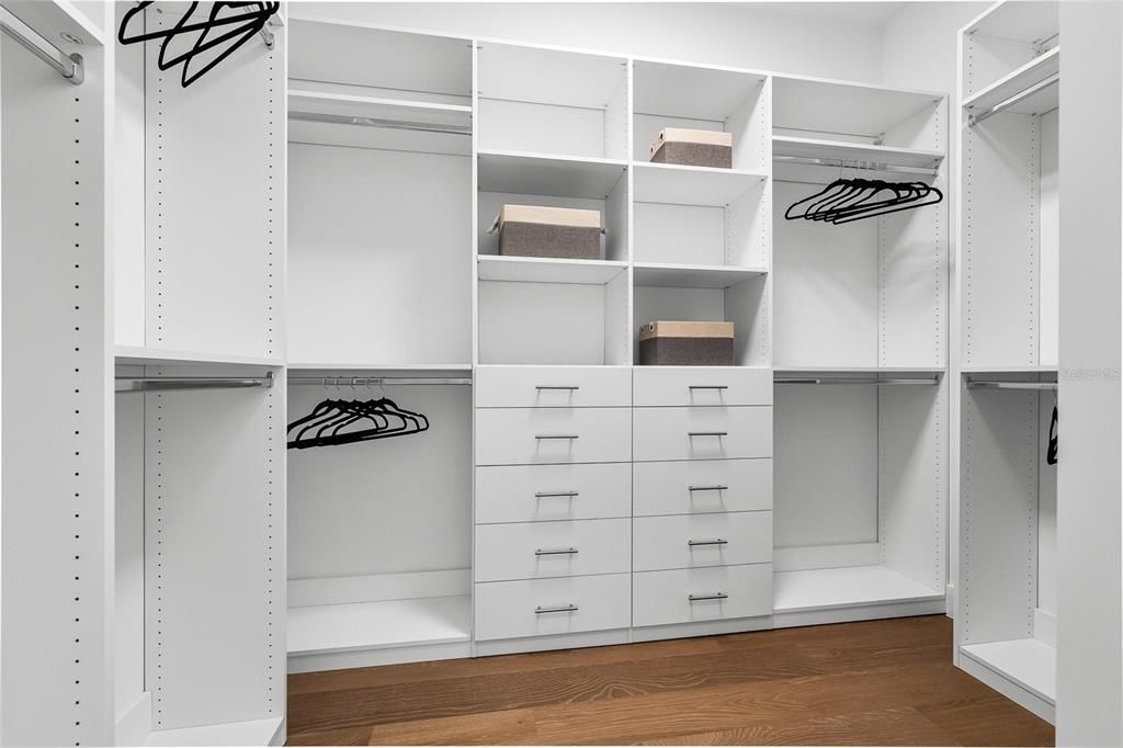 Activo con contrato: $1,639,900 (5 camas, 4 baños, 3252 Pies cuadrados)