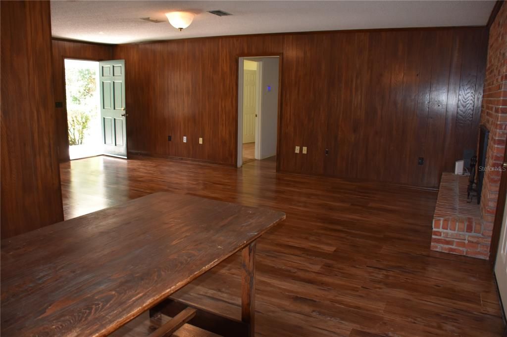 For Sale: $280,000 (3 beds, 2 baths, 1352 Square Feet)