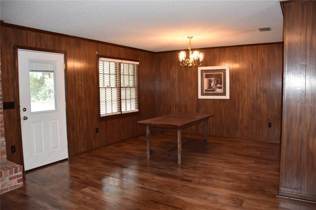 For Sale: $280,000 (3 beds, 2 baths, 1352 Square Feet)