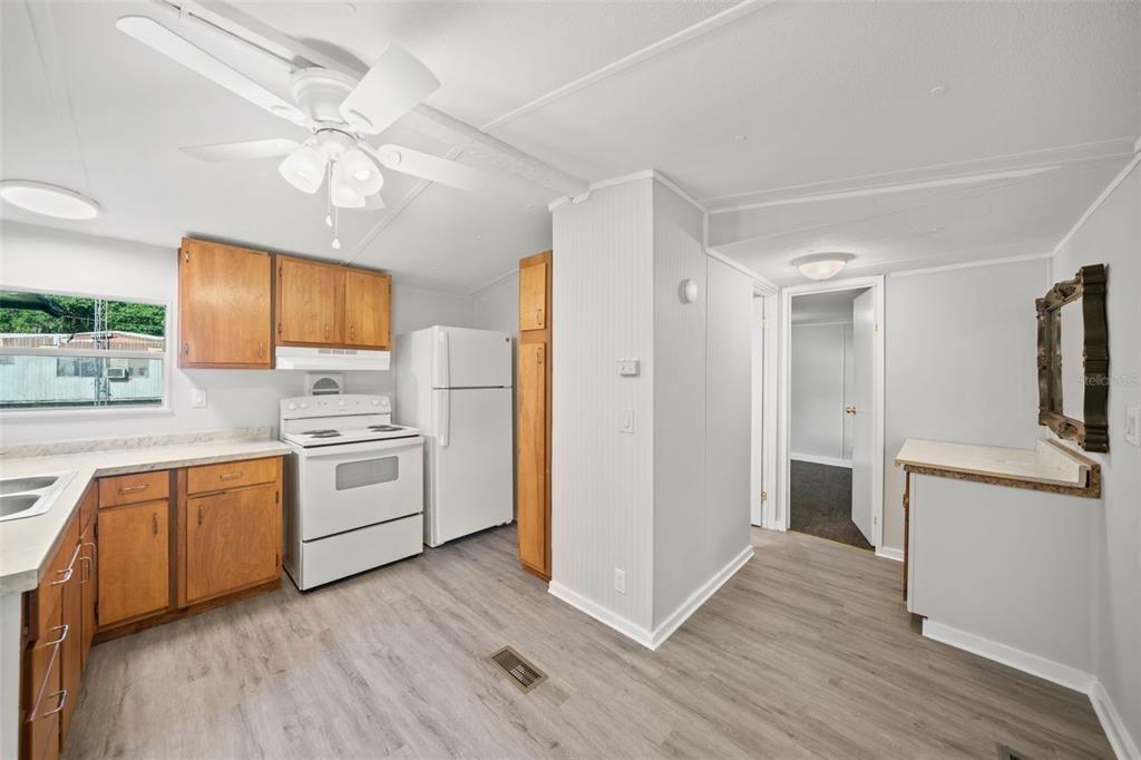 На продажу: $109,900 (2 спален, 1 ванн, 658 Квадратных фут)