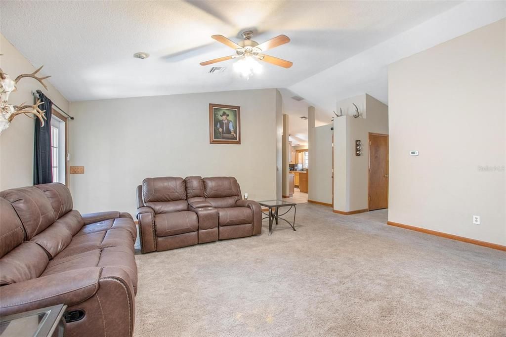 待售: $539,000 (4 贝兹, 2 浴室, 2074 平方英尺)