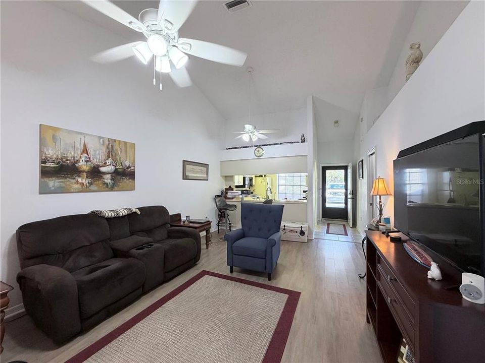 For Rent: $1,600 (2 beds, 2 baths, 876 Square Feet)