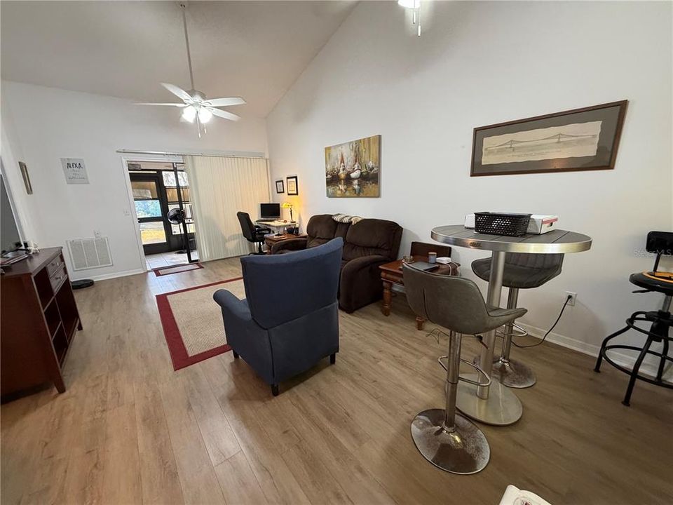 For Rent: $1,600 (2 beds, 2 baths, 876 Square Feet)