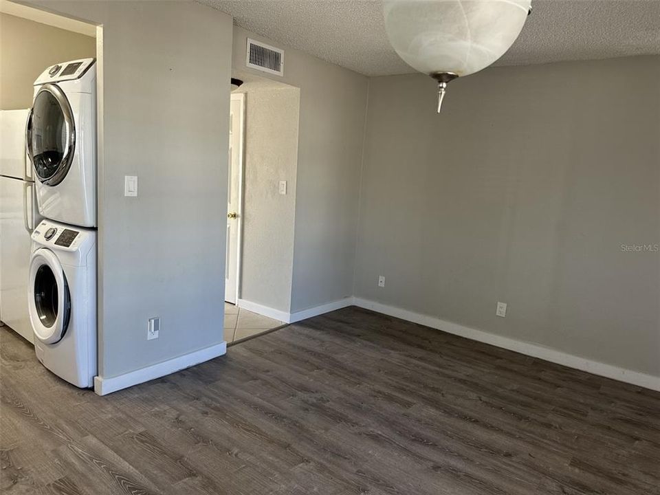 Под контрактом: $119,900 (2 спален, 1 ванн, 936 Квадратных фут)