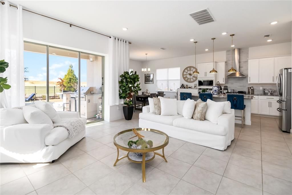 Activo con contrato: $833,000 (4 camas, 3 baños, 2817 Pies cuadrados)
