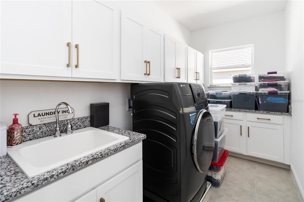 Activo con contrato: $833,000 (4 camas, 3 baños, 2817 Pies cuadrados)