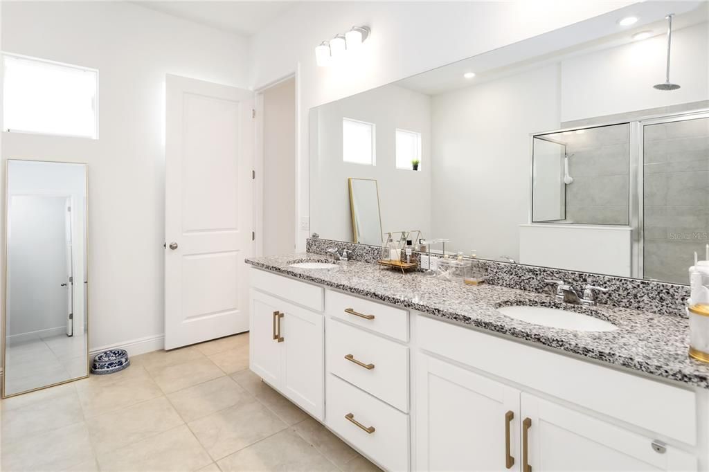 Activo con contrato: $833,000 (4 camas, 3 baños, 2817 Pies cuadrados)