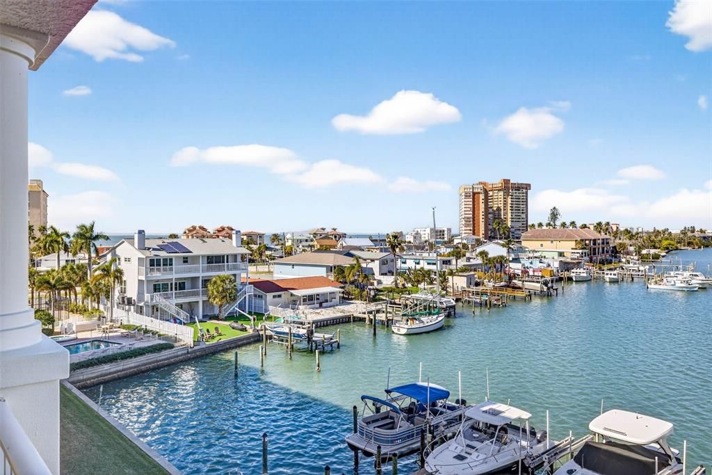 For Sale: $1,075,000 (3 beds, 3 baths, 1995 Square Feet)