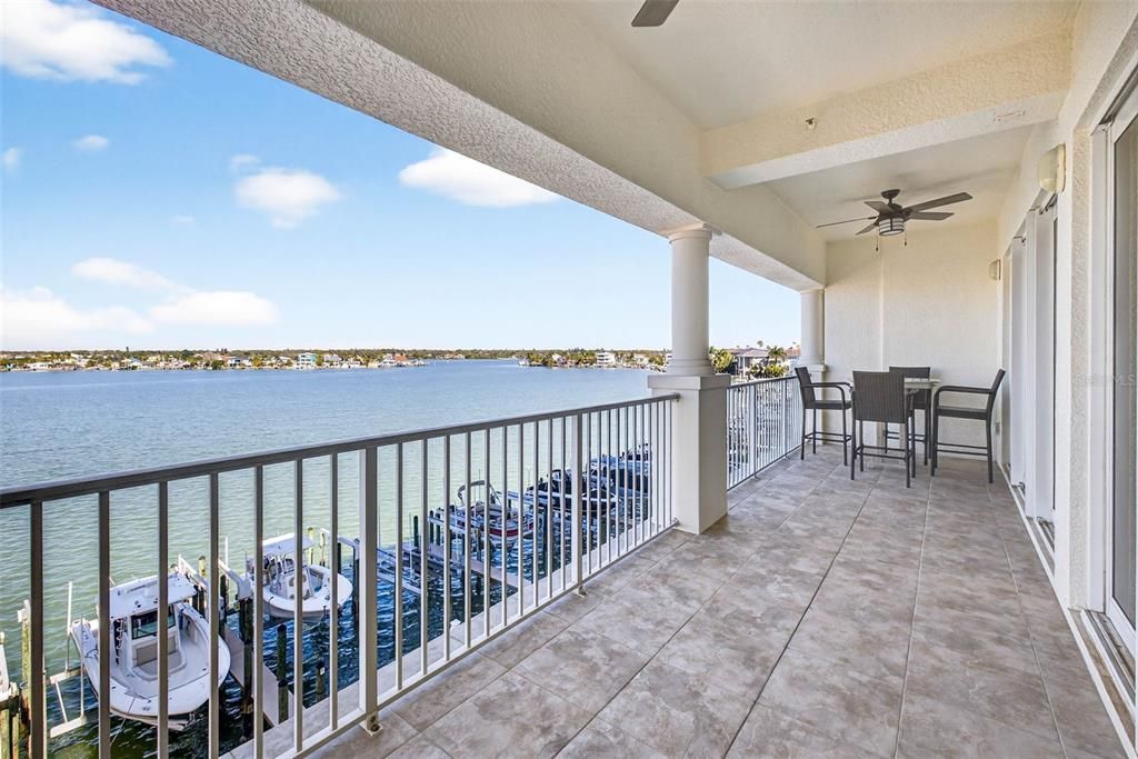 For Sale: $1,075,000 (3 beds, 3 baths, 1995 Square Feet)