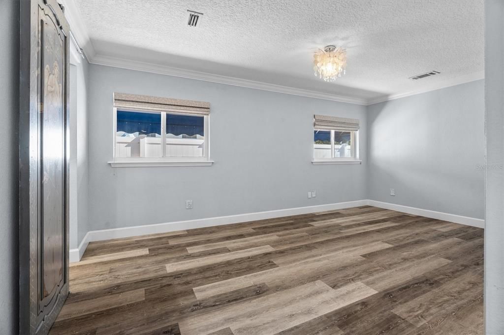 Activo con contrato: $735,000 (4 camas, 2 baños, 2001 Pies cuadrados)