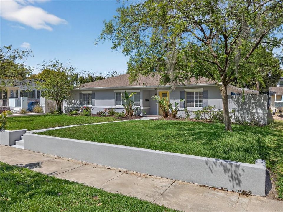 Activo con contrato: $735,000 (4 camas, 2 baños, 2001 Pies cuadrados)