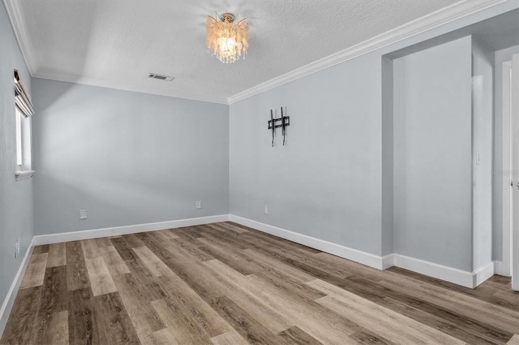 Activo con contrato: $735,000 (4 camas, 2 baños, 2001 Pies cuadrados)