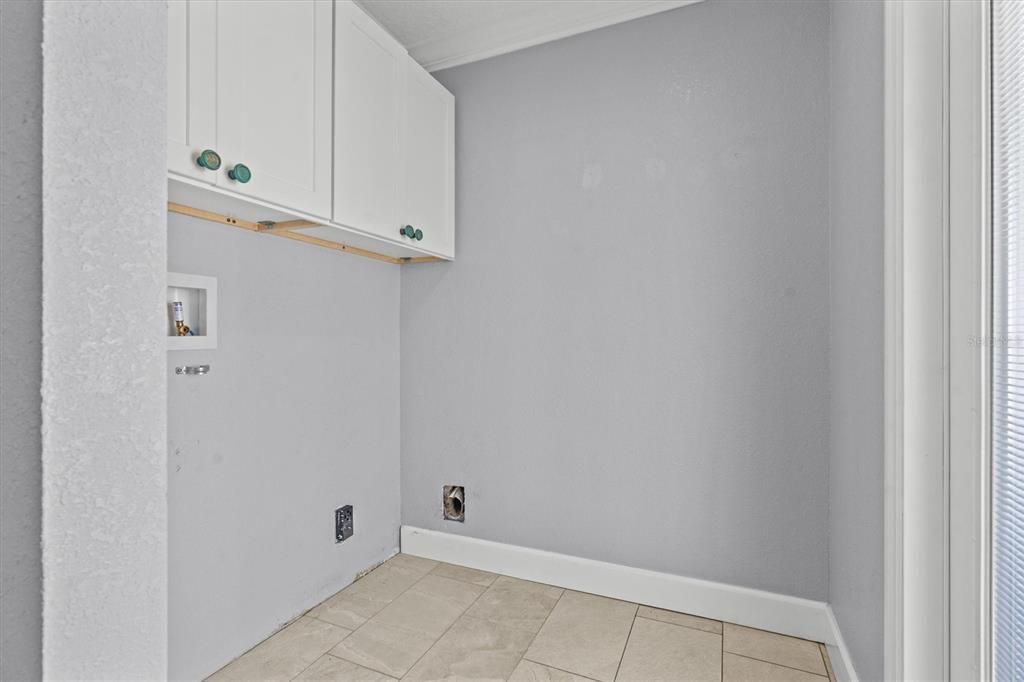 Activo con contrato: $735,000 (4 camas, 2 baños, 2001 Pies cuadrados)