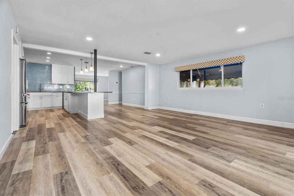 Activo con contrato: $735,000 (4 camas, 2 baños, 2001 Pies cuadrados)
