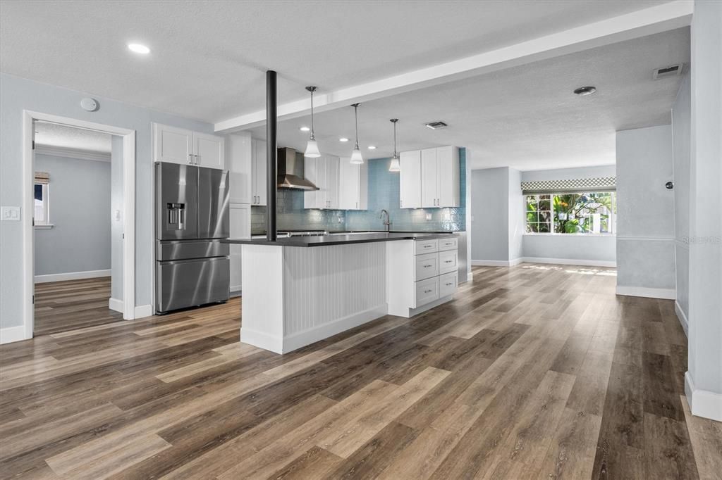 Activo con contrato: $735,000 (4 camas, 2 baños, 2001 Pies cuadrados)