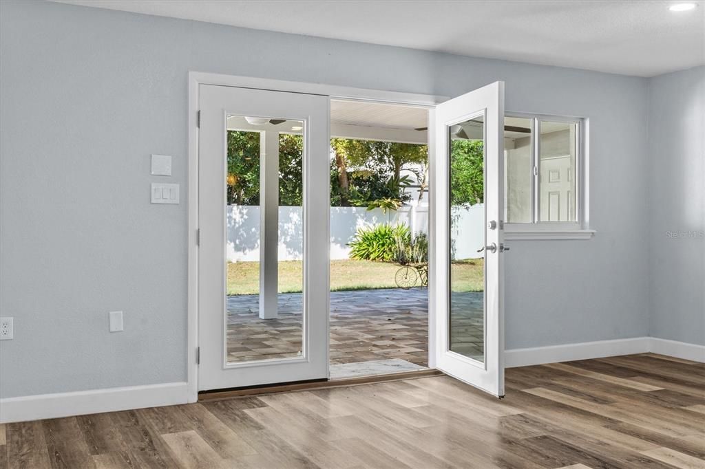 Activo con contrato: $735,000 (4 camas, 2 baños, 2001 Pies cuadrados)