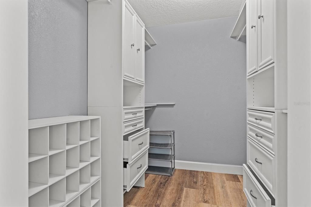Activo con contrato: $735,000 (4 camas, 2 baños, 2001 Pies cuadrados)