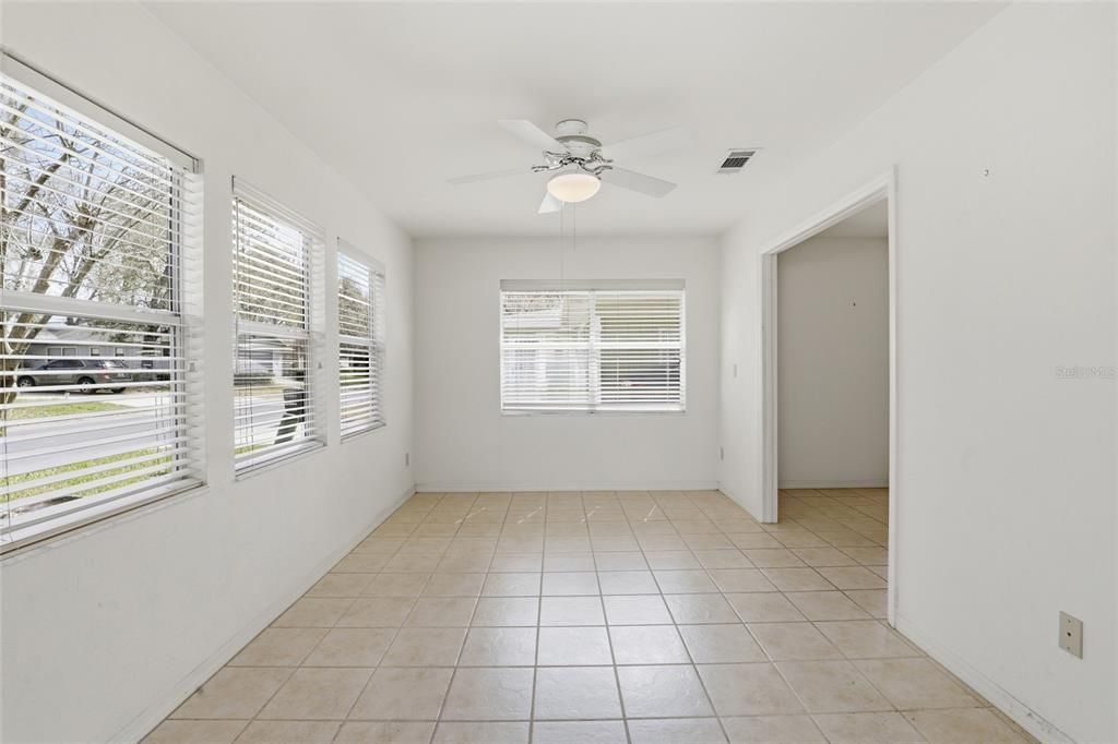 Под контрактом: $239,900 (2 спален, 2 ванн, 1504 Квадратных фут)