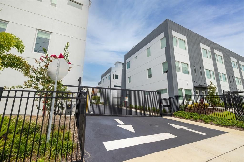 Activo con contrato: $649,900 (2 camas, 2 baños, 1909 Pies cuadrados)