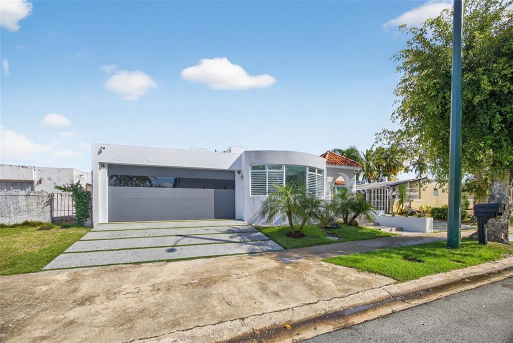 Active With Contract: $985,000 (4 beds, 4 baths, 1900 Square Feet)