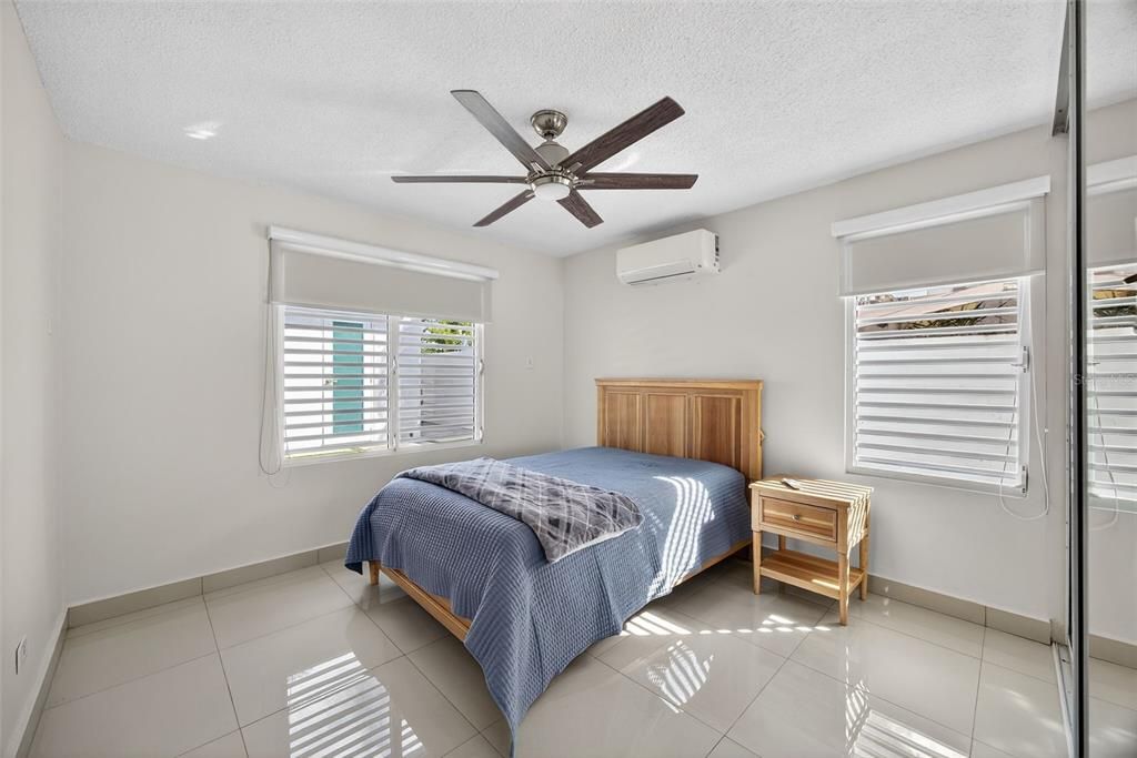 Active With Contract: $985,000 (4 beds, 4 baths, 1900 Square Feet)